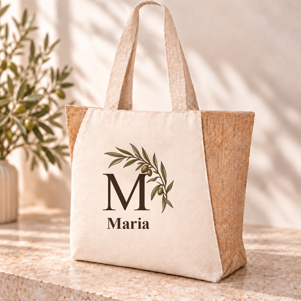 Personalisierter Shopper mit Olivenbogen, Initial und Wunschname auf naturfarbener Front.