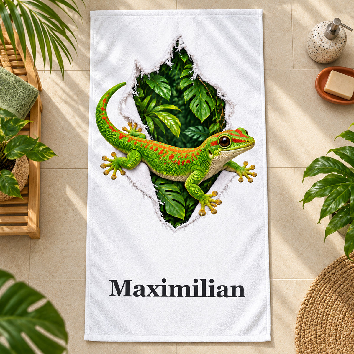 Handtuch mit Gecko und Wunschname auf Badezimmerfliesen