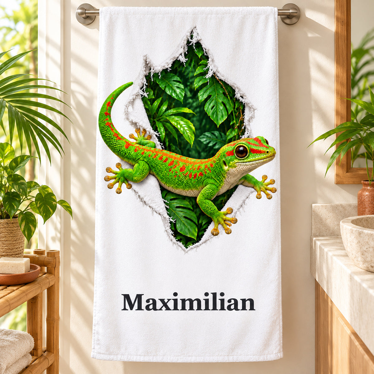 Handtuch mit Gecko und Wunschname an einer Handtuchstange im Bad