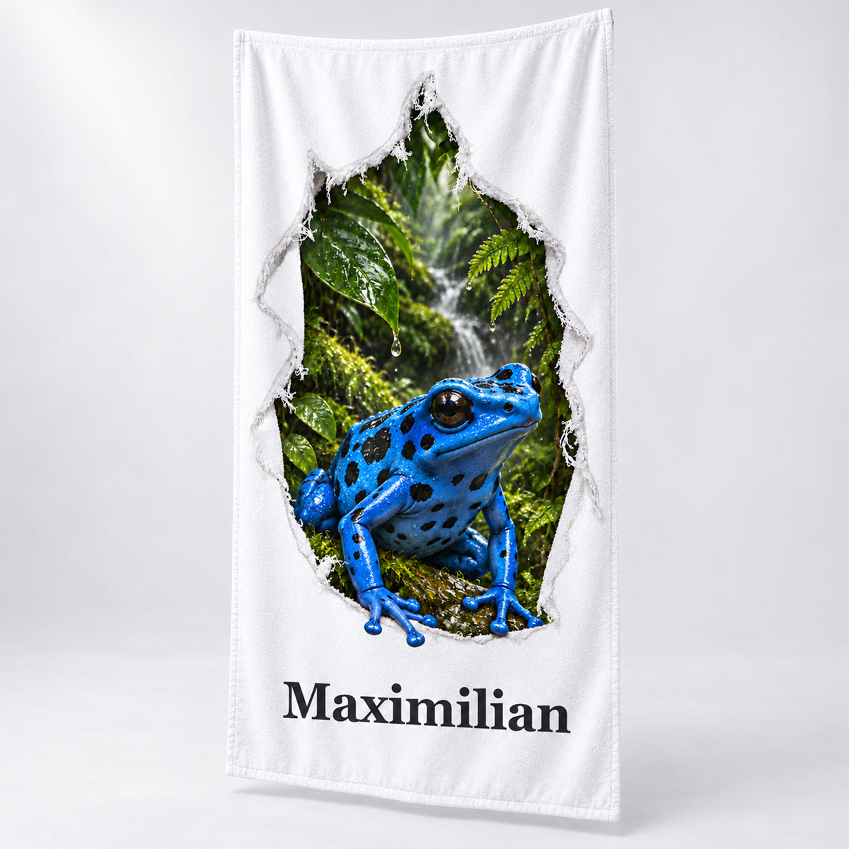 Handtuch mit blauem Pfeilgiftfrosch im Stoffriss-Look und Wunschname, schräg gezeigt