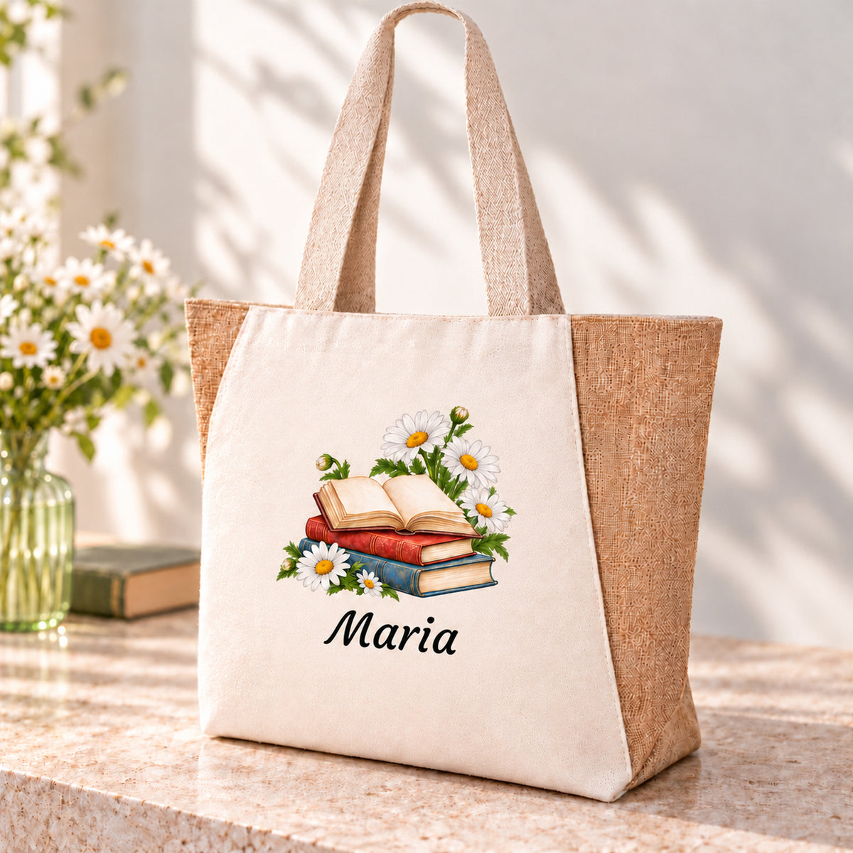 Naturfarbener Shopper mit Wunschname und Bücher und Margeriten auf der Vorderseite
