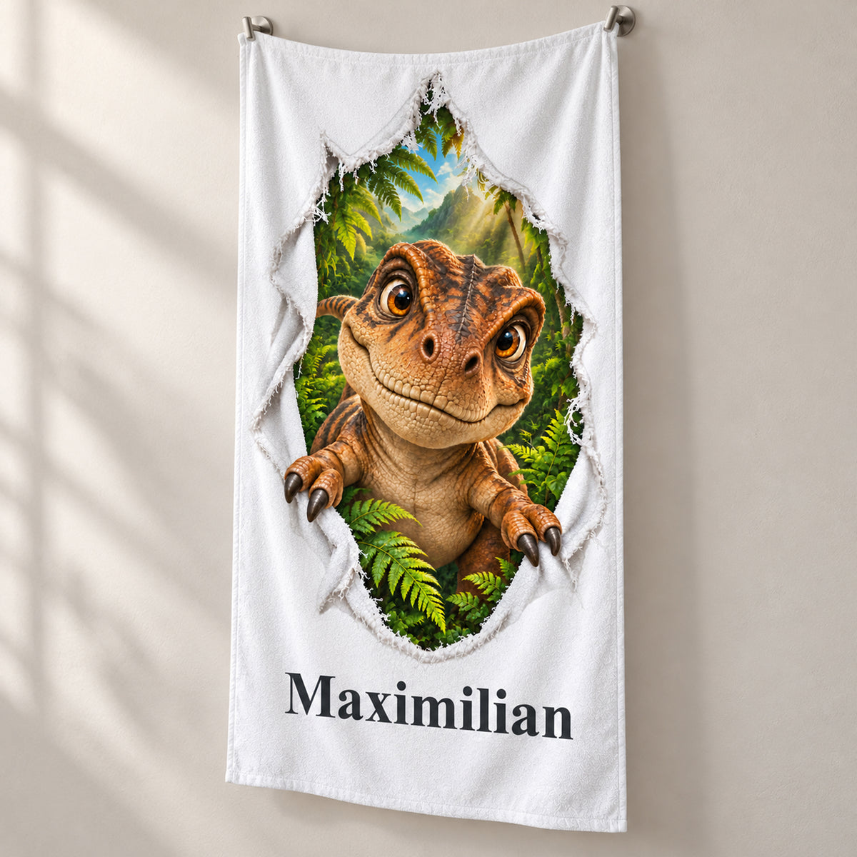 Weißes personalisiertes Handtuch mit T-Rex-Baby-Motiv im Stoffriss-Design in schräger Studioansicht mit sichtbarem Saum.