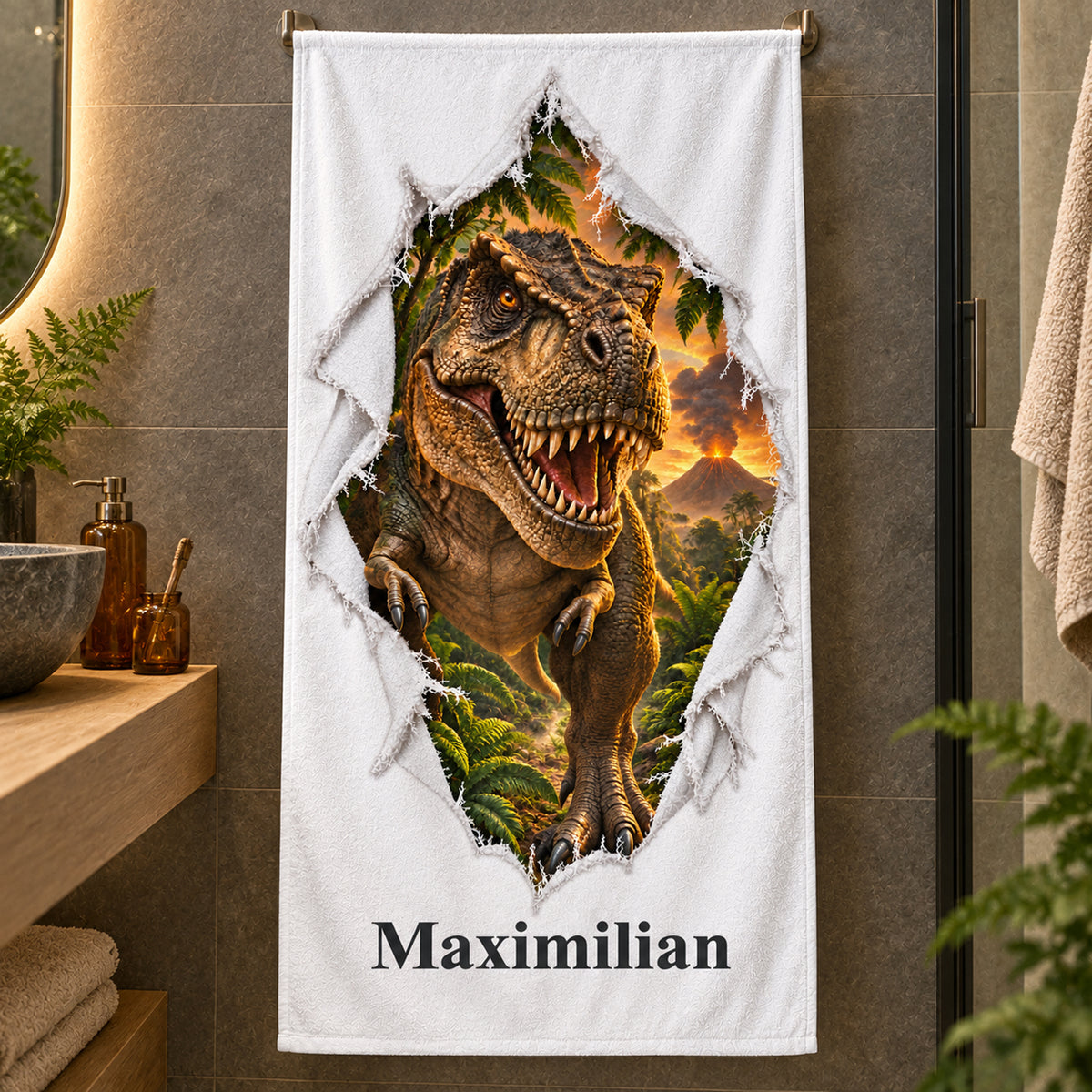 Weißes personalisiertes Handtuch mit T-Rex-Motiv im Stoffriss-Design an einer Badezimmerwand.
