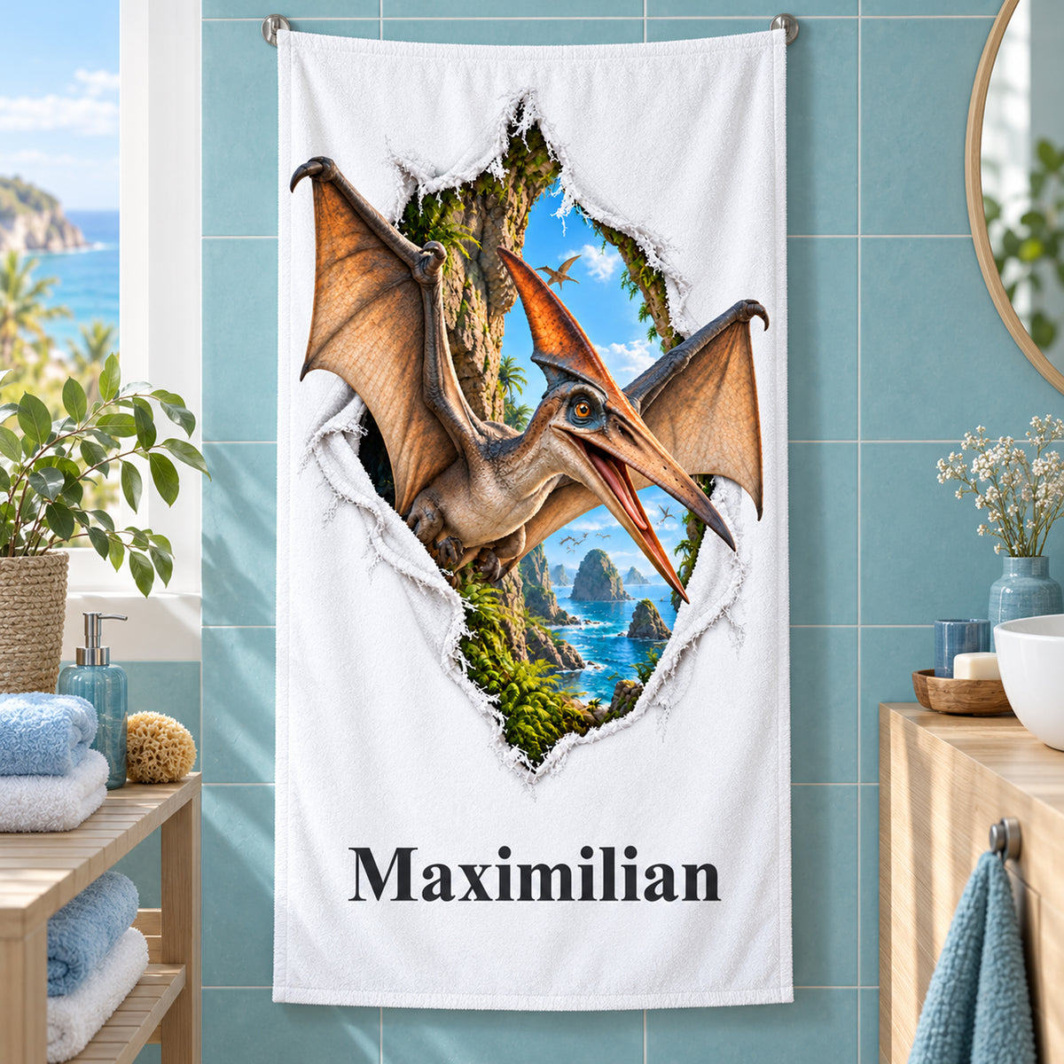 Weißes personalisiertes Handtuch mit Flugsaurier-Motiv im Stoffriss-Design an einer Badezimmerwand.