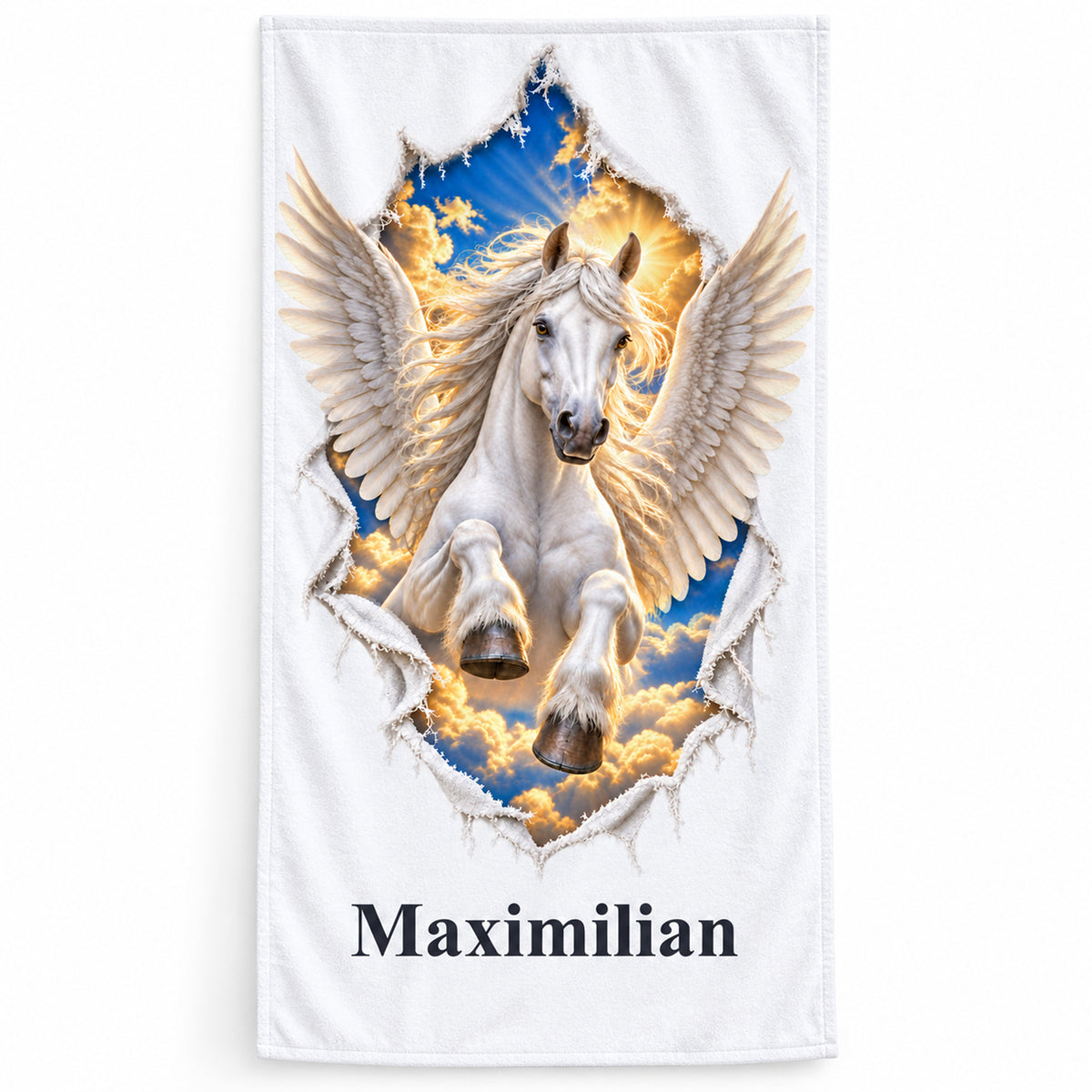 Weißes personalisiertes Handtuch mit Pegasus-Motiv im Stoffriss-Design freigestellt vor weißem Hintergrund.