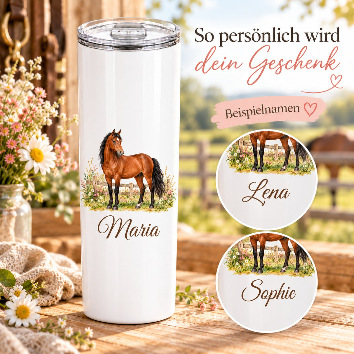Weißer Thermobecher mit einem braunen Pferd am Koppelzaun und Wunschname mit zwei Detailausschnitten als Beispiele für die Namensgestaltung.