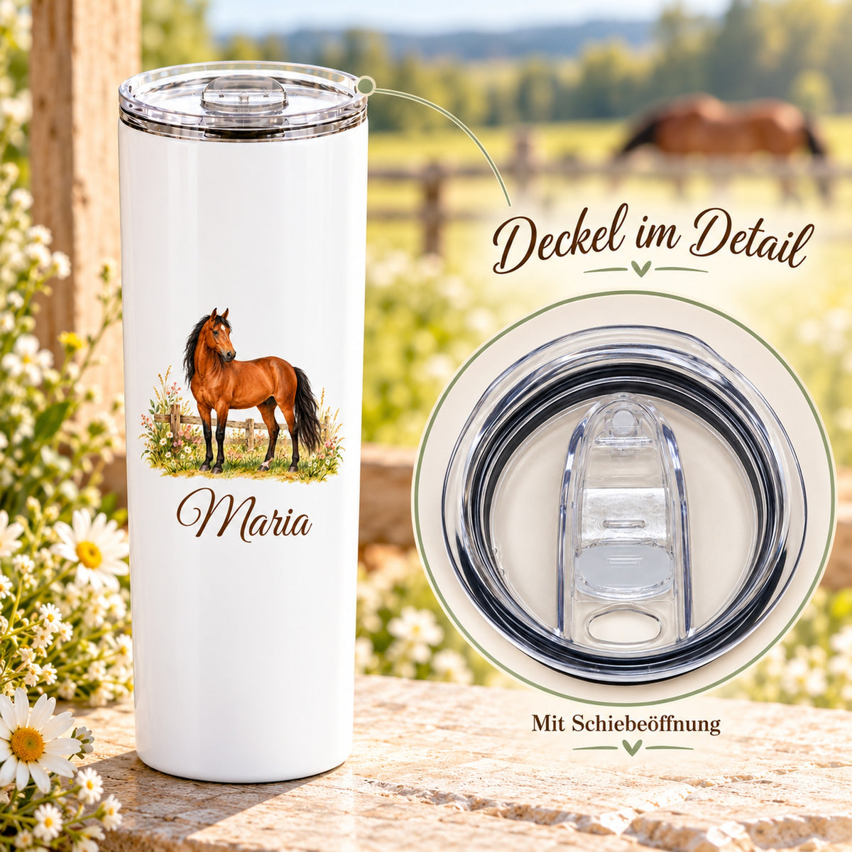 Weißer Thermobecher mit einem braunen Pferd am Koppelzaun und Wunschname mit vergrößerter Ansicht des transparenten Deckels und seiner Schiebeöffnung.