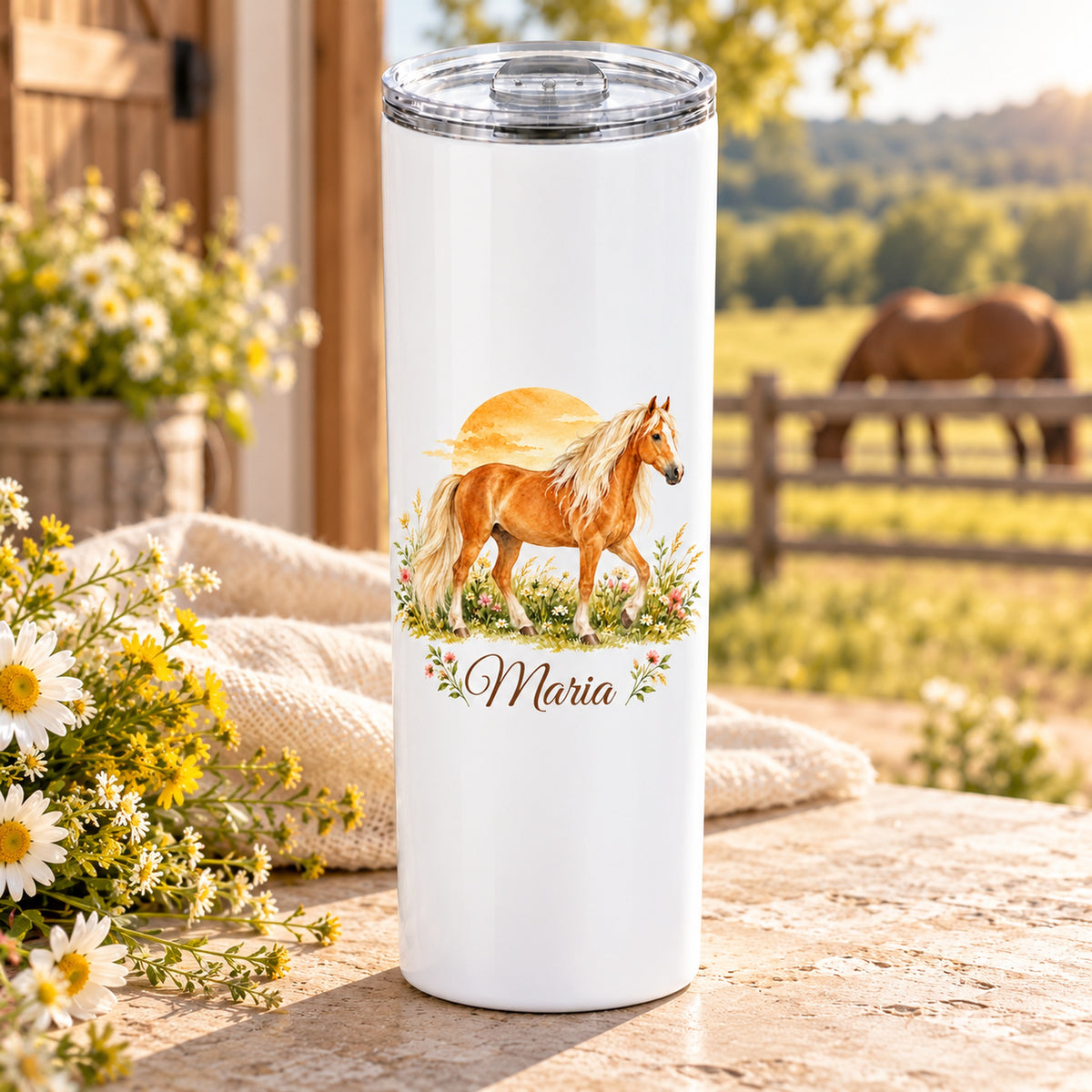 Weißer Thermobecher mit einem Haflinger vor einem Sonnenbogen und Wunschname in schräger Ansicht mit transparentem Deckel.