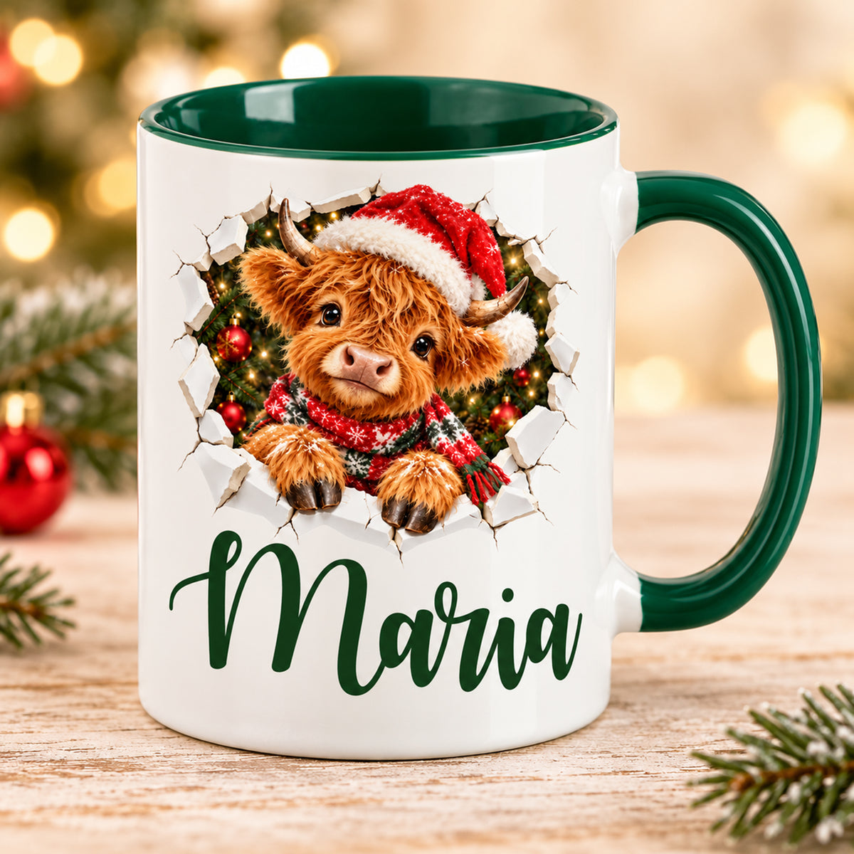 Weiße Tasse mit grünem Henkel und Innenraum, weihnachtlichem Hochlandrind-Motiv und Wunschname in Bruch-Optik
