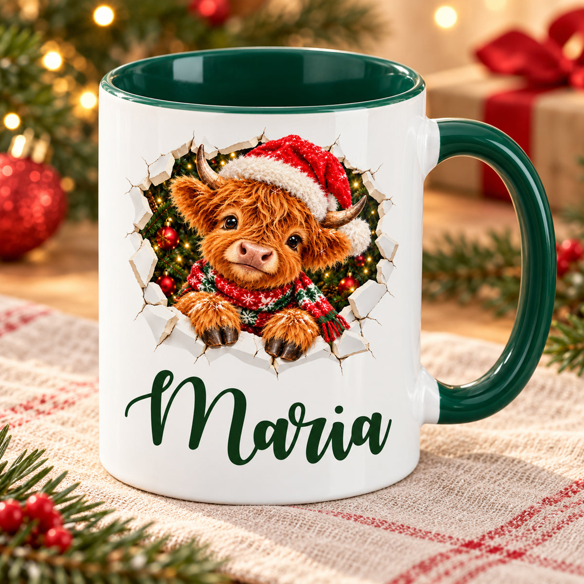 Weihnachtstasse mit Hochlandrind und Wunschname schräg von vorn, grüner Henkel und Innenraum sichtbar