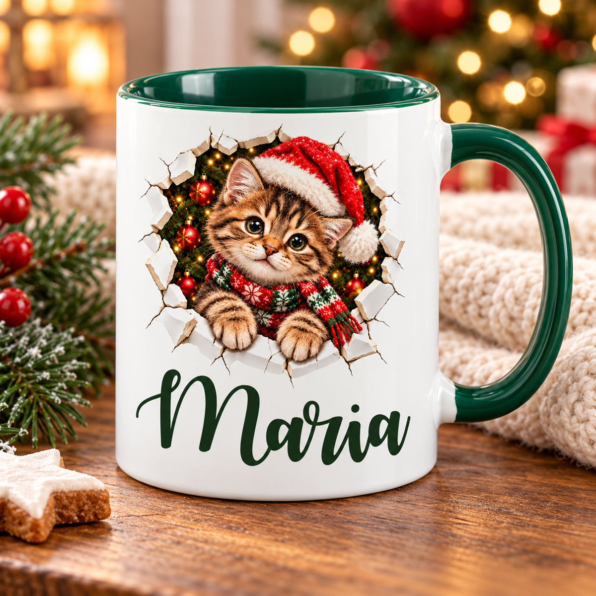 Personalisierte Weihnachtstasse mit Katze-Motiv und grünem Henkel in einer weihnachtlichen Wohnszene