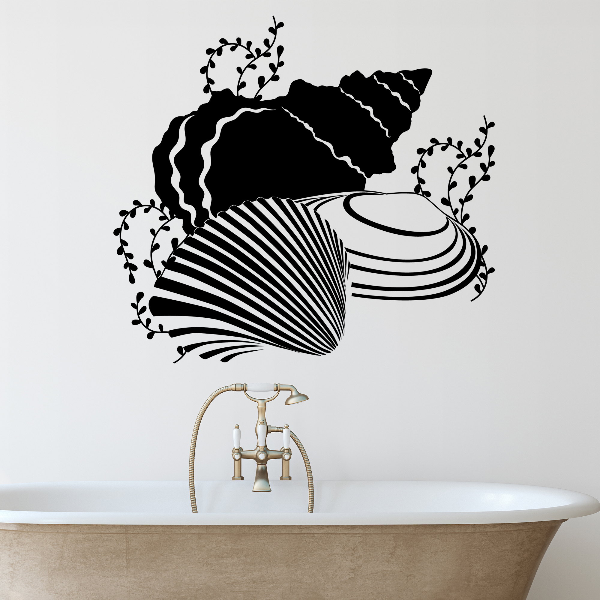 Schwarze Muscheldekoration mit Pflanzenmotiven an Wand.