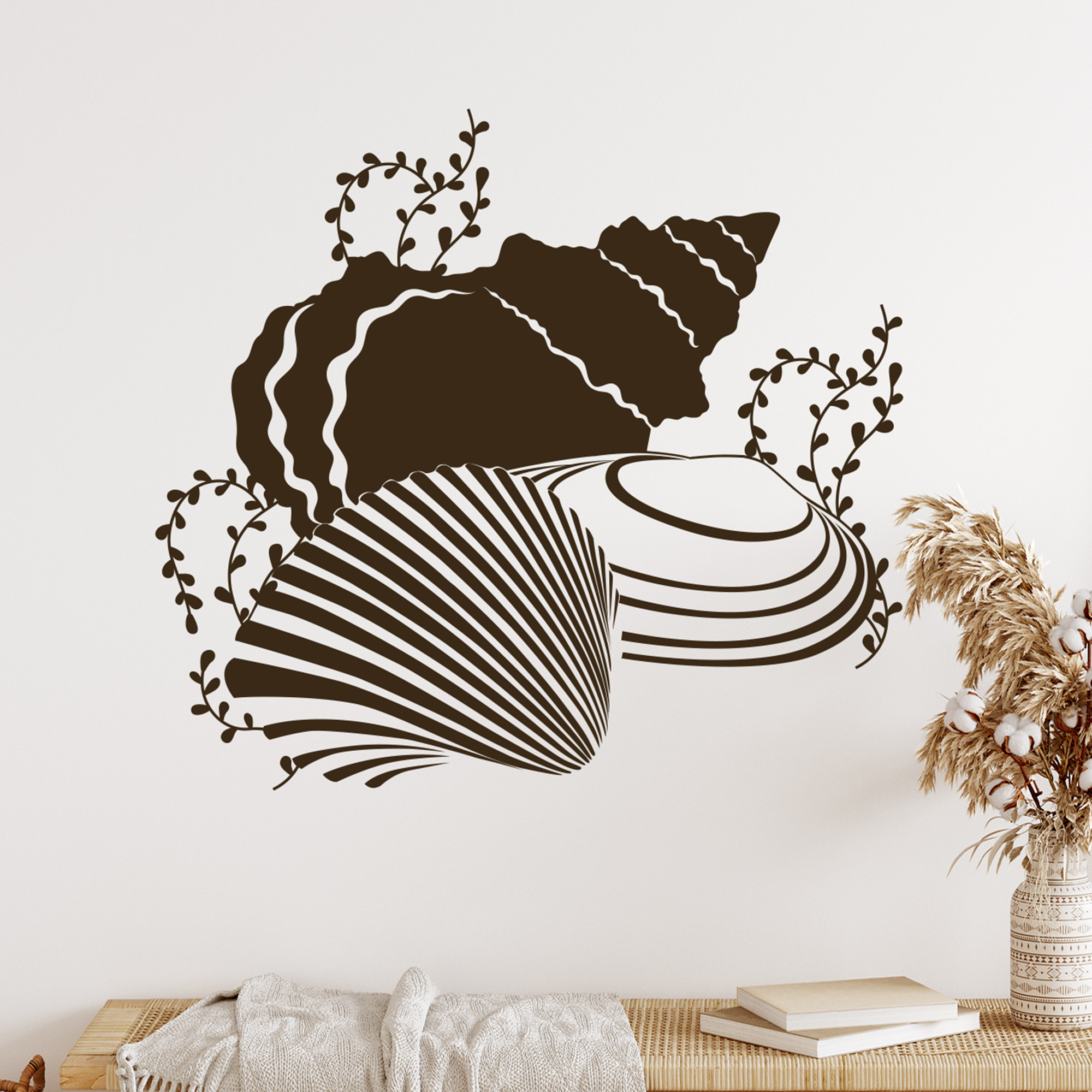Braune Muscheln mit Pflanzenmotiven an der Wand.