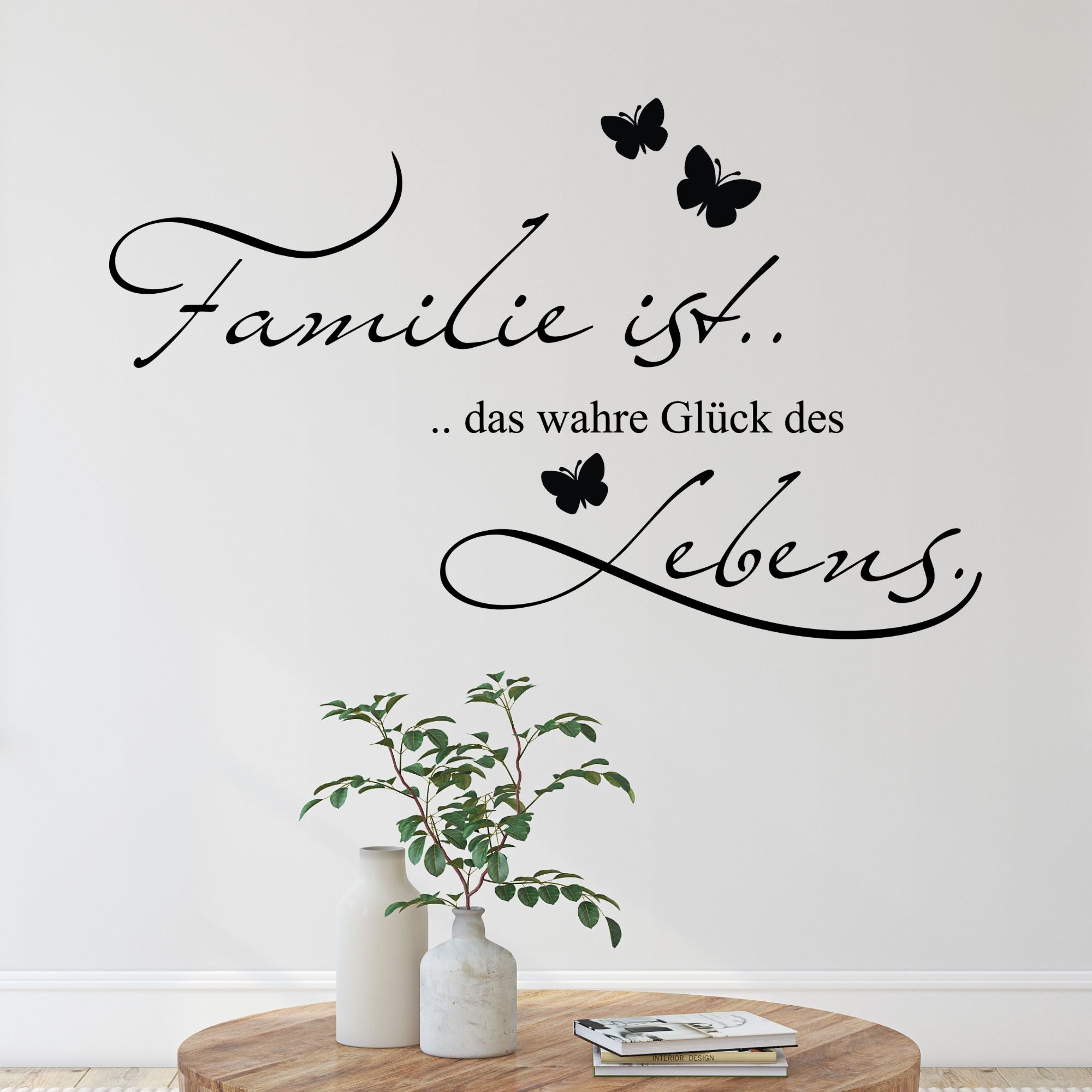 Wandtattoo in Schwarz mit Schmetterlingen und Familienbotschaft.