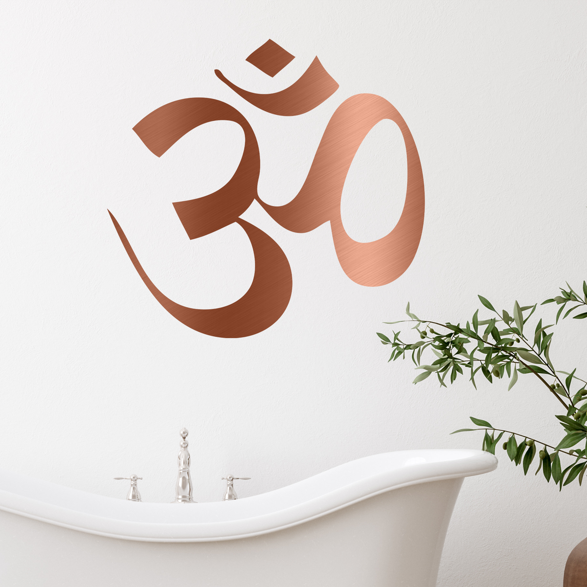 Wandtattoo Kupfernes Om-Symbol an weißer Wand über Badewanne.
