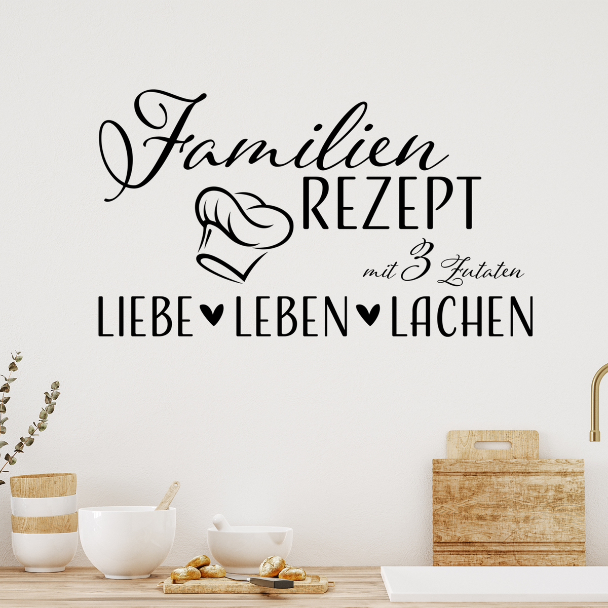 Wandtattoo „Familienrezept“ in Schwarz mit Herzsymbolen.
