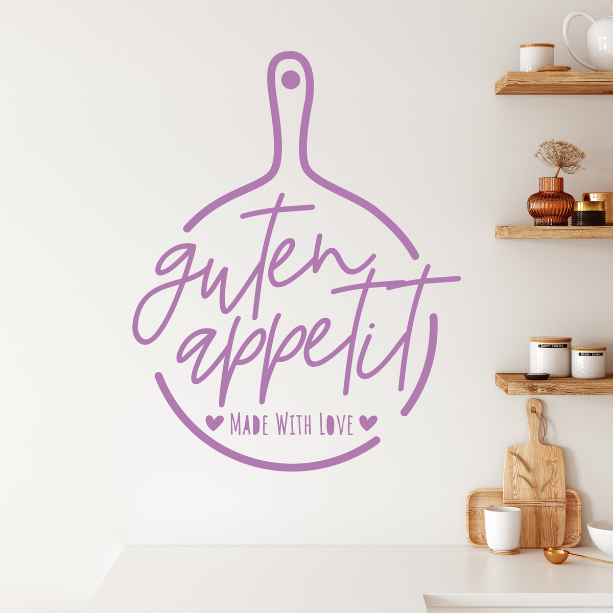 Wandtattoo in lila mit "guten appetit" und Herzchen.