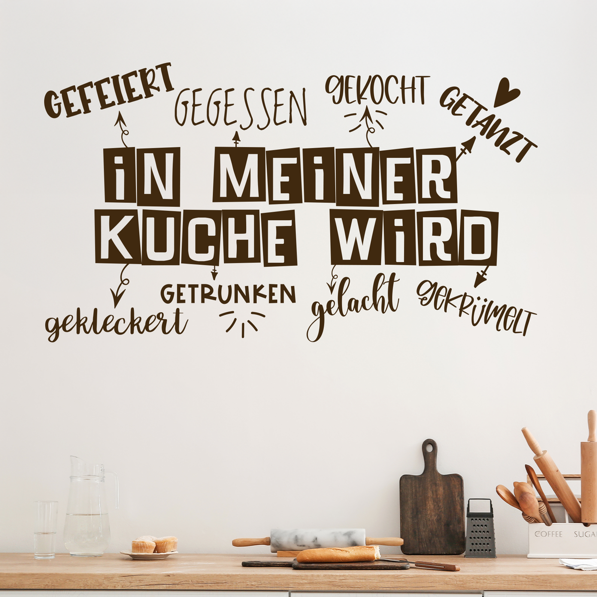 Wandtattoo in Schwarz mit Küchenaktivitäten und Sprüchen.