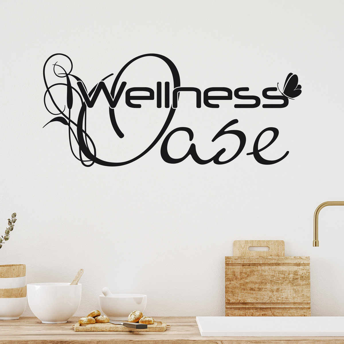 Wandtattoo "Wellness Oase" in Schwarz mit dekorativen Elementen.