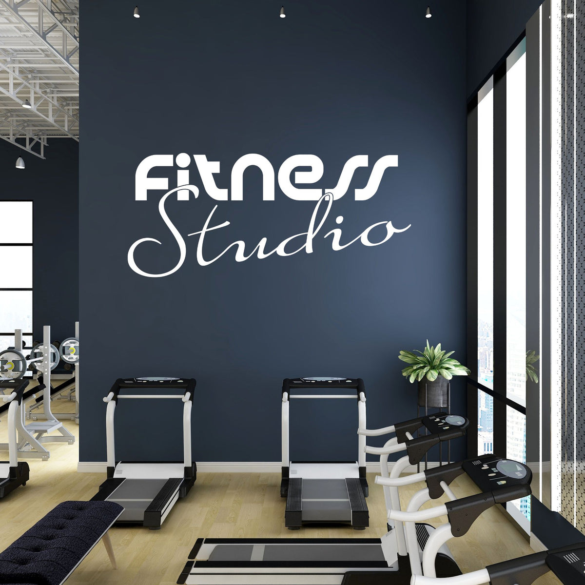 Fitness Studio Wandbeschriftung in weiß auf dunkelblauem Hintergrund.