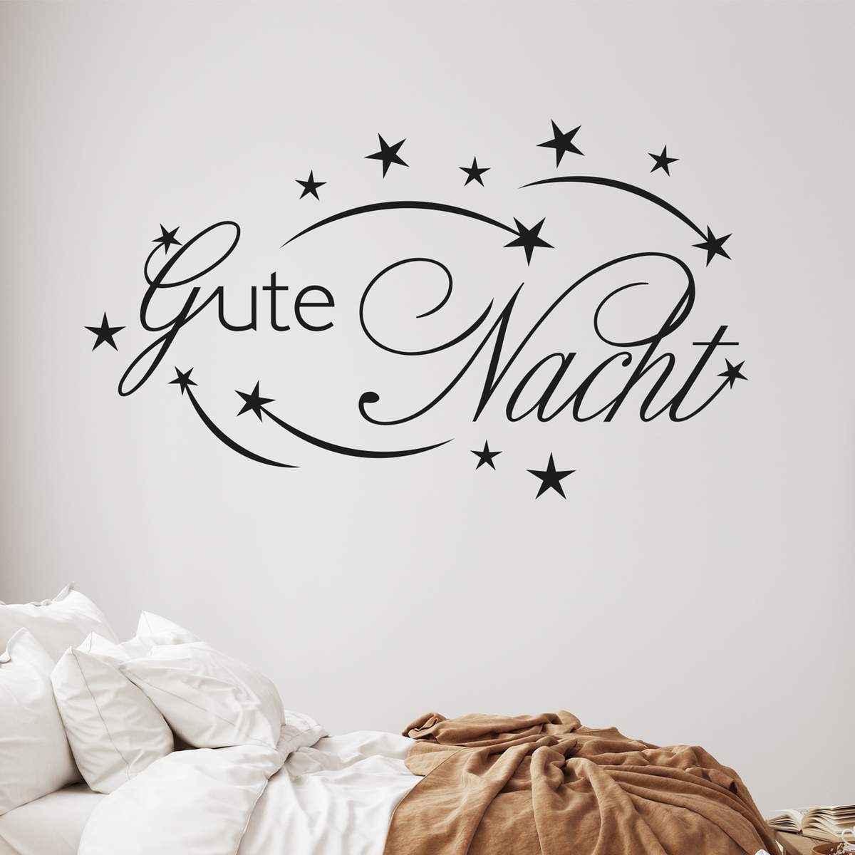 Wandtattoo "Gute Nacht" in schwarzer Schrift mit Sternen.