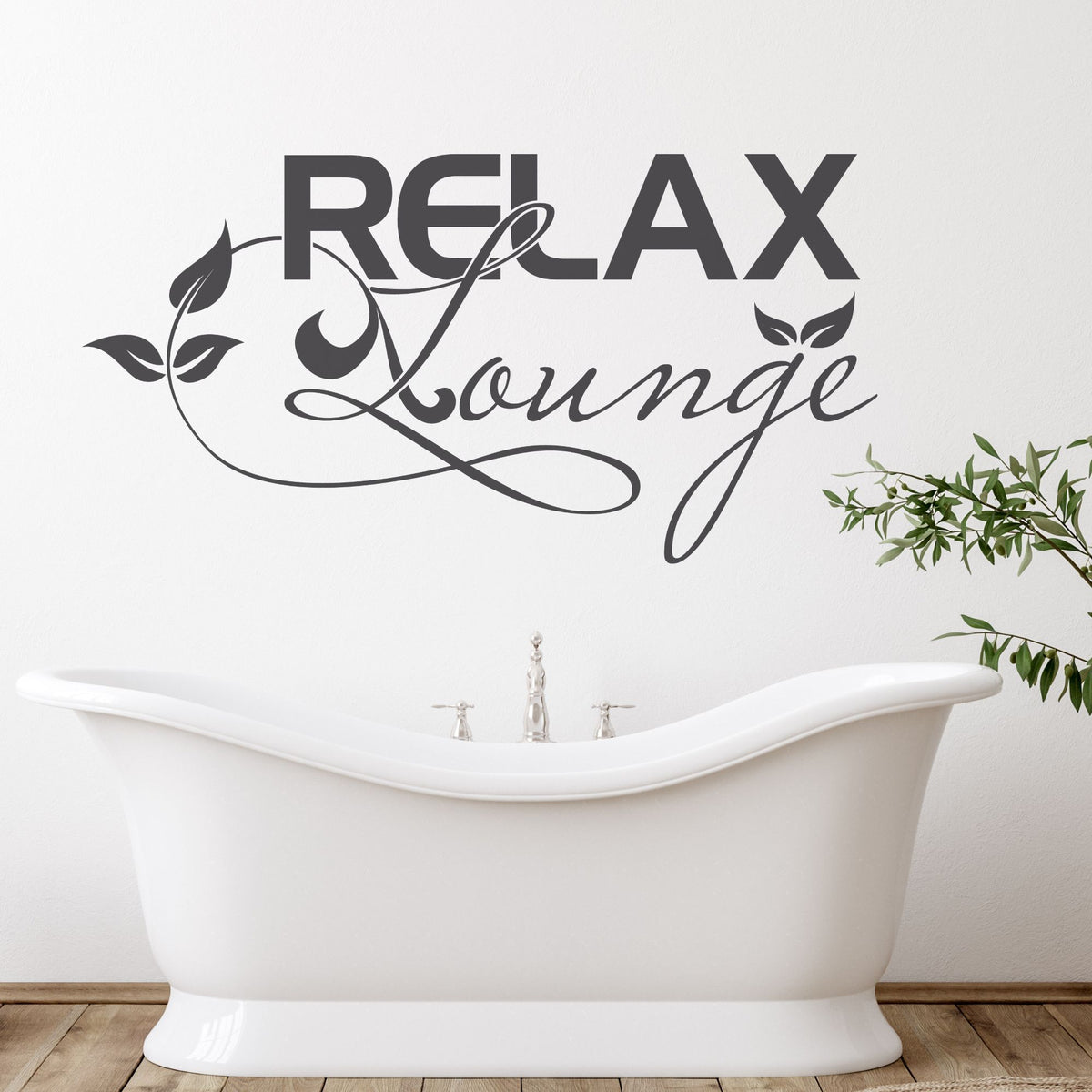 Schwarzer Wandaufkleber "RELAX Lounge" über einer Badewanne.