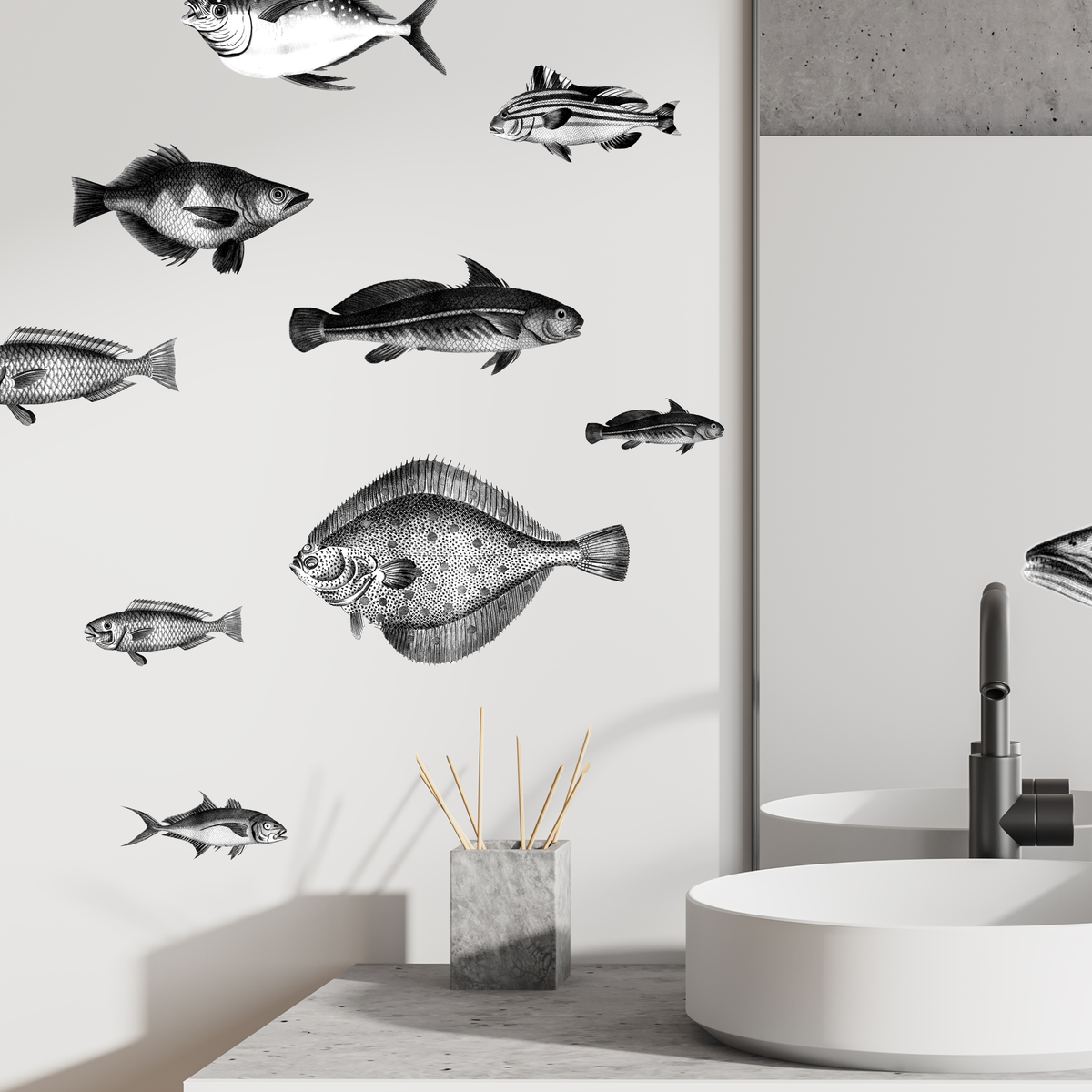 Wandtattoo mit schwarzen Fischen an weißer Badezimmerwand