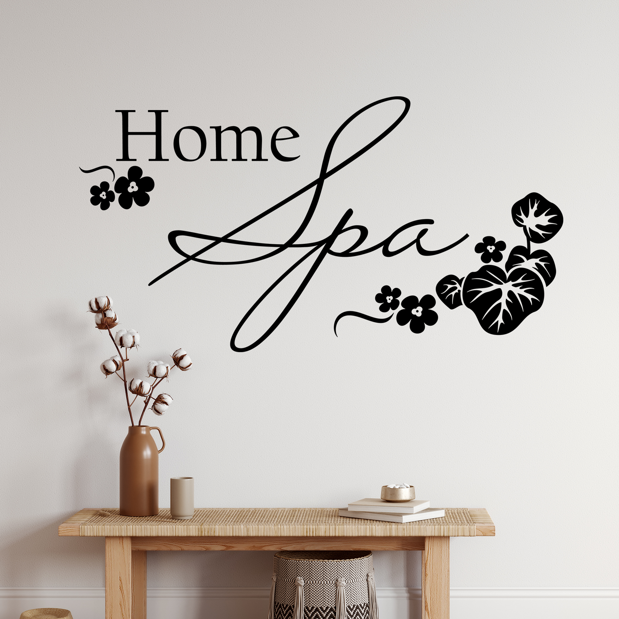 Schwarzer Wandaufkleber "Home Spa" mit Blumenmotiven.