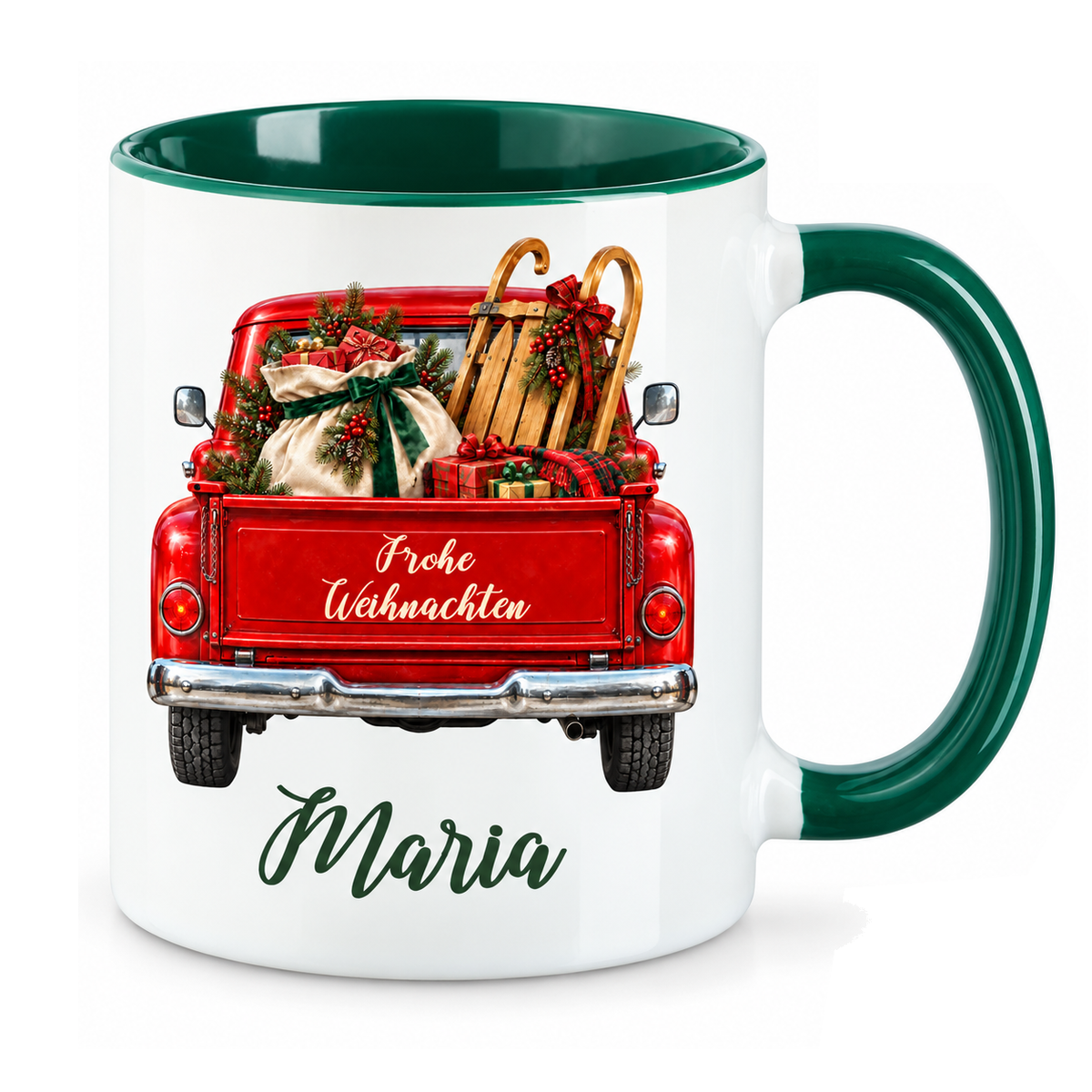 Weiß-grüne Weihnachtstasse mit rotem Truck, Motiv Schlitten und Geschenkesack, Weihnachtsgruß und einem Namen in grüner Schreibschrift vor weißem Hintergrund.
