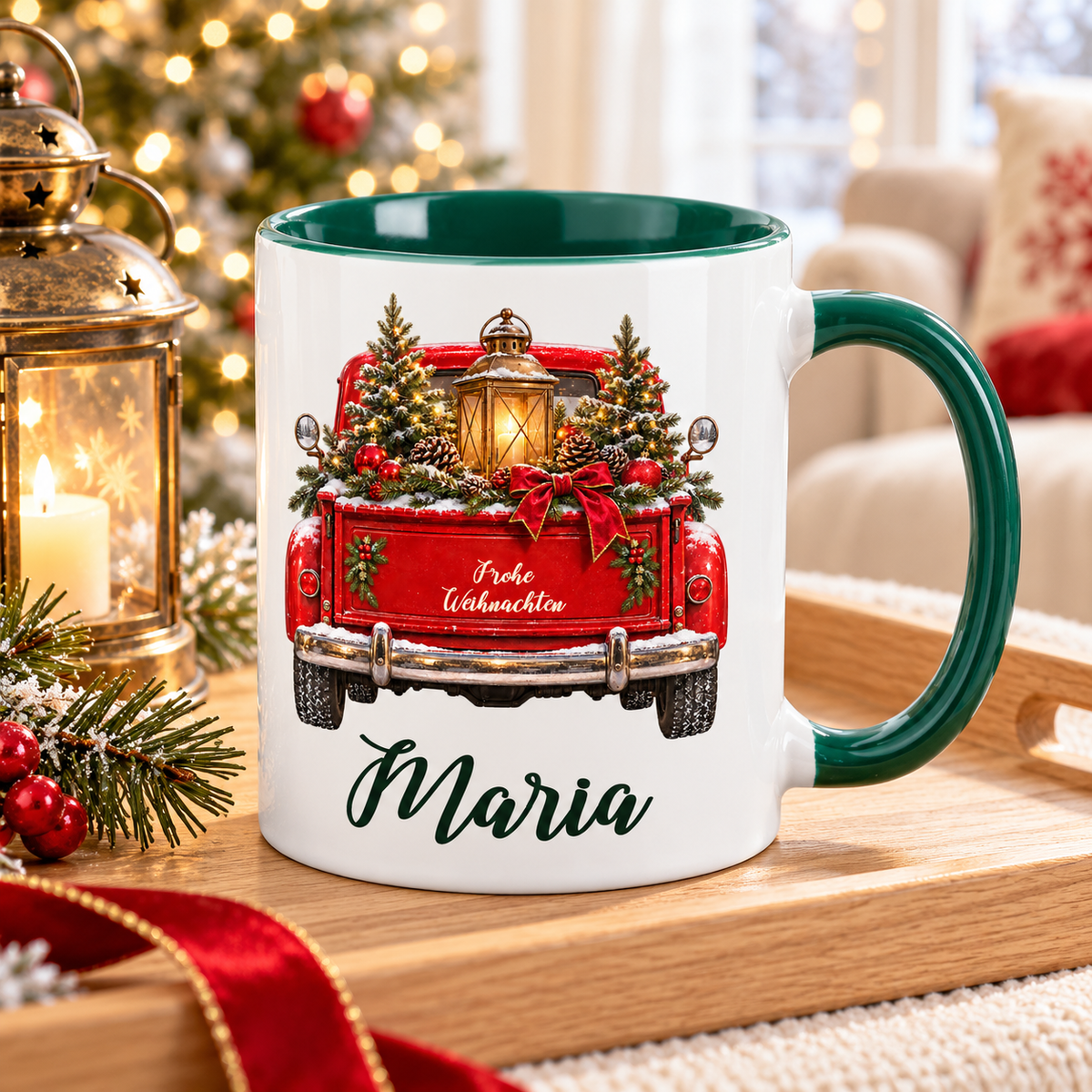 Weiß-grüne Weihnachtstasse mit rotem Truck, Motiv Winterlaterne, Weihnachtsgruß und einem Namen in grüner Schreibschrift auf einem Tisch in einer warmen weihnachtlichen Umgebung.