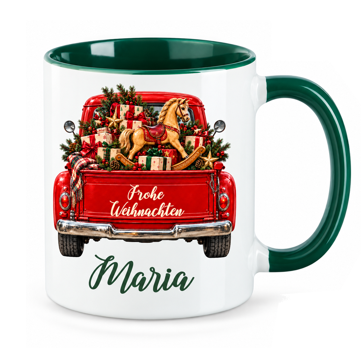 Weiß-grüne Weihnachtstasse mit rotem Truck, Motiv Schaukelpferd und Geschenke, Weihnachtsgruß und einem Namen in grüner Schreibschrift vor weißem Hintergrund.