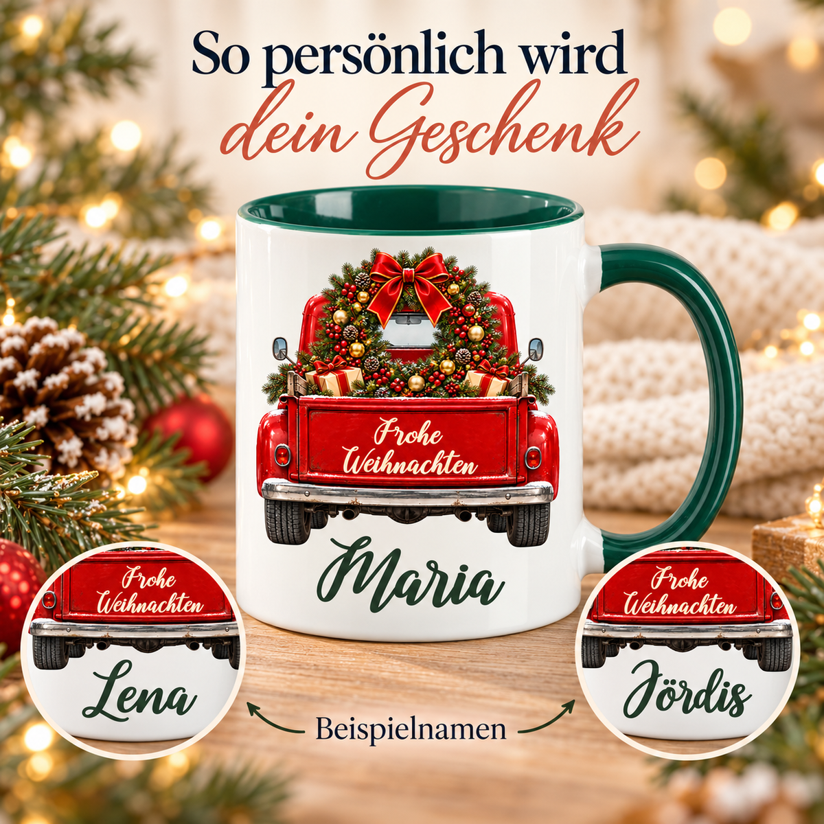Personalisierte Weihnachtstasse mit rotem Truck und Weihnachtskranz; zwei Detailkreise zeigen unterschiedliche Beispielnamen in grüner Schreibschrift.