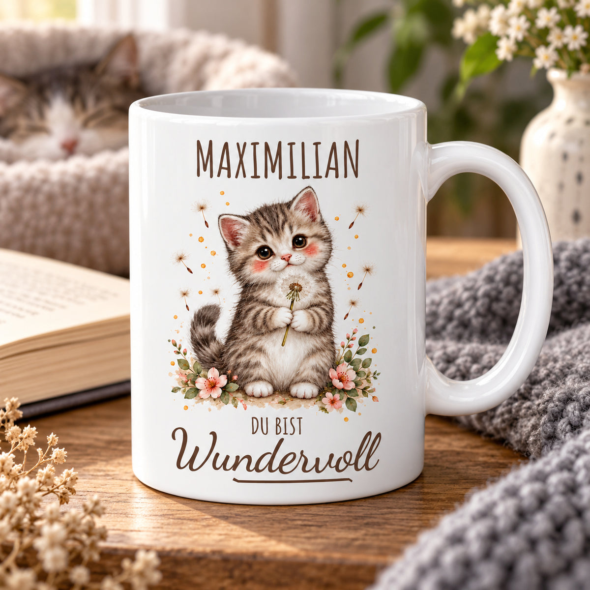 Schrägansicht: weiße Kätzchen-Tasse, 330 ml, mit Wunschname und Du bist Wundervoll – Beispielname Maximilian