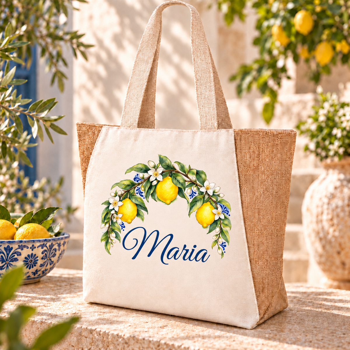 Naturfarbener Shopper mit drei Zitronen im Bogen um den blauen Wunschnamen neben einer Zitronenschale.